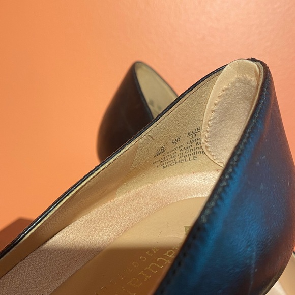 Comfy and classic Naturalizer heels wide width EUC - Picture 9 of 10